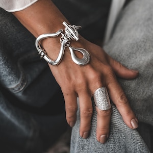 Pulsera gruesa de plata estilo Uno de 50, brazalete llamativo ajustable y robusto, pulsera con cierre en T macizo, regalo atrevido para mujeres.