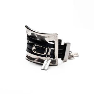 Unisex Statement Armband, große Armspange aus Metall und Leder im Stil von Uno de 50 Bild 2