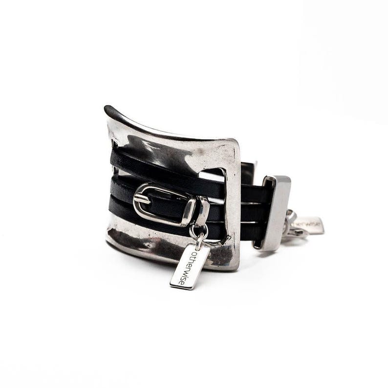 Unisex Statement Armband, große Armspange aus Metall und Leder im Stil von Uno de 50 Bild 2