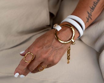 Bracelet en cuir enveloppant unique, bracelet de style unode50 remarquable en cuir blanc et boucle en métal doré martelé, bracelet manchette avant-gardiste
