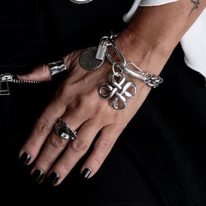 Pulsera de cadena cubana gruesa con colgante llamativo y moneda