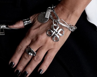 Bracelet à grosse chaîne cubaine avec pendentif imposant et pièce de monnaie