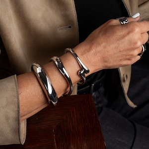 Massive Metallarmreifen, gestapelte Statement-Armbänder in Gold und Silber