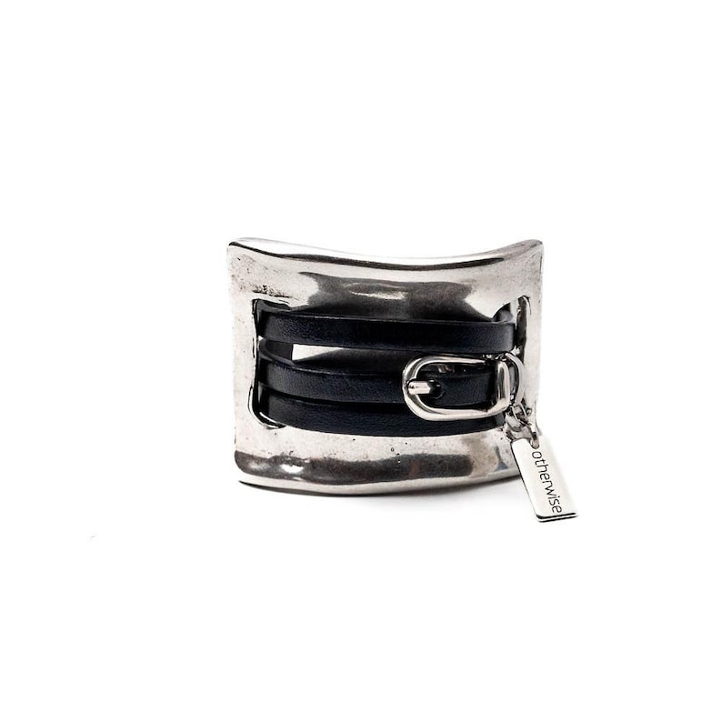 Unisex Statement Armband, große Armspange aus Metall und Leder im Stil von Uno de 50 Bild 5