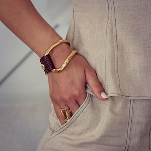 Edgy Chic leather and metal bracelet in Uno de 50 style, Unisex edgy and unique gold plated jewelry design with green or brown leather