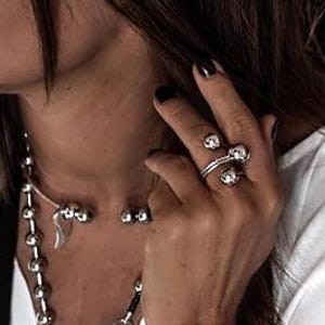Bague boule en acier inoxydable chic et avant-gardiste, bague triple boule, bijoux minimalistes, grosse bague en argent remarquable, bague sphérique enveloppante