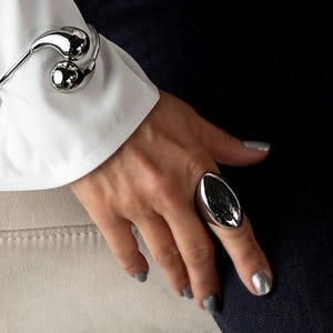 Anello moderno placcato in argento sterling 925, anello massiccio in acciaio inossidabile, gioiello massimalista e audace.