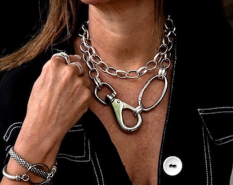 Collier imposant à fermoir mousqueton industriel, chaîne en acier, bijou tendance