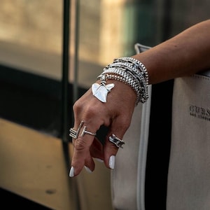 Wikkelarmband met witte haaientand, edgy meerlaagse gestapelde schakelarmbanden, geoxideerde zilveren sieraden in rockstijl