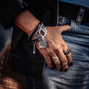 Bracciale a doppio giro, catena a serpente, pelle, ciondolo a moneta greca, chiusura di tendenza