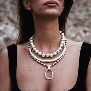Colliers ras du cou en métal argenté épais, colliers à grosses chaînes à billes et à barrettes avec pendentif en boucle martelée, colliers style Uno de 50