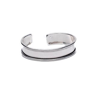 Könnte beinhalten: Ein silberfarbenes Metall-Armband mit einer glatten, konkaven Mittelrinne, die von erhöhten Kanten begrenzt wird. Das Armband hat ein offenes Design zur Anpassung und zeigt eine polierte, reflektierende Oberfläche über die gesamte Struktur.