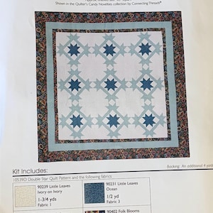 Może przedstawiać: Wzór na kołdrę o nazwie "Double Star" firmy Connecting Threads. Wzór kołdry ma białe tło z jasnoniebieskimi i ciemnoniebieskimi wzorami gwiazd. Gotowy rozmiar to około 160 cm kwadratowych. Zestaw zawiera różne tkaniny.