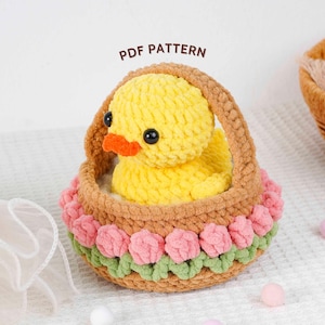 Patrón de crochet de pato en cesta de flores, patrón de pato amigurumi DIY, figura de pato suave hecha a mano, decoración divertida para el baño, patrón en PDF