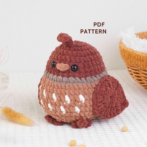 Puede incluir: Un pájaro de peluche hecho a mano en tonos marrón, beige y gris. El pájaro tiene un cuerpo redondeado con detalles de puntos blancos y un pico pequeño y curvo. El texto "PDF PATTERN" es visible.