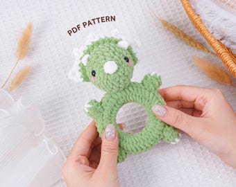 Patrón de sonajero de triceratops a crochet, sonajero sensorial para bebé (PDF), guía de juguetes amigurumi, patrón de regalo para bebé (DIY), tutorial de sonajero suave hecho a mano.