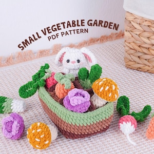 以下が含まれることがあります： 白いウサギ、ニンジン、大根、その他の野菜を使った、かぎ針編みの小さな野菜園。庭は茶色、緑、ベージュのバスケットに入っています。「SMALL VEGETABLE GARDEN PDF PATTERN」という文字が庭の上にアーチ状に書かれています。