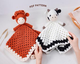 Puede incluir: Dos mantas de seguridad de vaca de ganchillo. Una es de color óxido con un borde blanco y óxido, y la otra es blanca con un borde negro y blanco. Cada una tiene una cabeza de vaca con cuernos. El texto "PDF PATTERN" es visible.