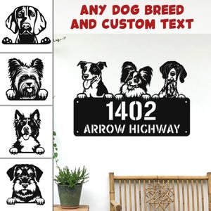 以下が含まれることがあります： 「1402 Arrow Highway」のアドレスの上に3匹の犬のシルエットが描かれた黒い金属製の看板。看板には赤い文字で「ANY DOG BREED AND CUSTOM TEXT」と書かれています。左側には、犬種のシルエットが追加されています。