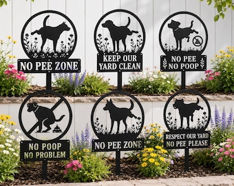Op de afbeelding: Zes zwarte metalen tuinstekers met hondensilhouetten en tekst. De bordjes bevatten zinnen zoals NO PEE ZONE, KEEP OUR YARD CLEAN, NO PEE NO POOP, NO POOP NO PROBLEM en RESPECT OUR YARD NO PEE PLEASE, allemaal geplaatst binnen cirkelvormige kaders.