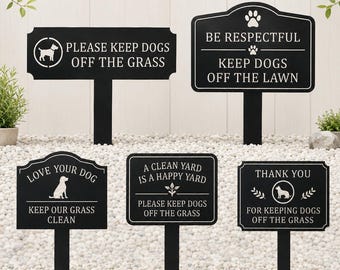 Op de afbeelding: Vijf zwarte, rechthoekige en gebogen tuinstekers met witte tekst en afbeeldingen van honden. De bordjes bevatten teksten zoals PLEASE KEEP DOGS OFF THE GRASS, BE RESPECTFUL KEEP DOGS OFF THE LAWN, LOVE YOUR DOG, A CLEAN YARD IS A HAPPY YARD en THANK YOU.