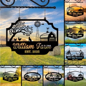 Pode incluir: Placa de fazenda de metal preto com o texto "William Farm EST. 2025". A placa apresenta uma silhueta de uma árvore, moinho de vento, celeiro, galinhas e um gato. A placa está pendurada em um pergaminho de metal decorativo.