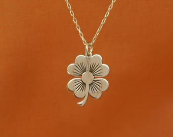 Personalized Four-Leaf Clover Pendant: Dainty Lucky Charm Necklace in Silver, Gold, or Rose Gold