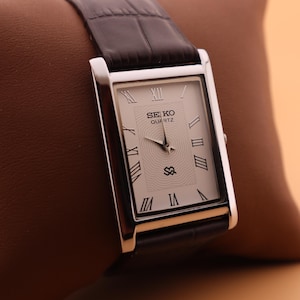 Seiko Slim Vintage Quartz herrklocka med skarp finish, vit urtavla, levereras med nytt batteri och ett mörkbrunt läderarmband bild 2
