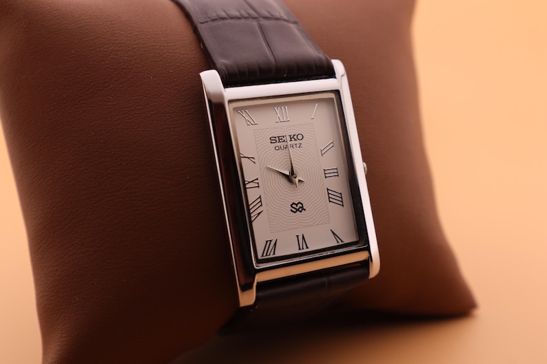Seiko Slim Vintage Quartz herrklocka med skarp finish, vit urtavla, levereras med nytt batteri och ett mörkbrunt läderarmband bild 2