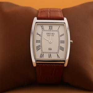 Montre-bracelet à quartz Seiko mince vintage baril tank pour homme avec cadran blanc et nouveau bracelet camel