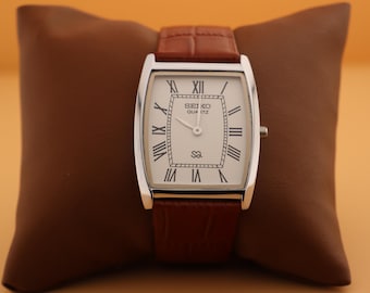 セイコー スリム ヴィンテージ バレル タンク クォーツ メンズ腕時計。ホワイト文字盤と新キャメルストラップ付き。