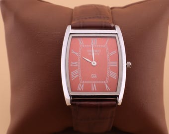 精密に作られたセイコースリムヴィンテージバレルタンククォーツメンズ腕時計。レッドダイヤルと新しいダークブラウンストラップ付き。