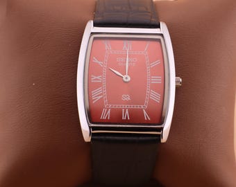 Met precisie vervaardigd Seiko Slim Vintage Barrel Tank Quartz herenpolshorloge met rode wijzerplaat en zwarte band