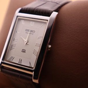 Seiko Slim Vintage Quartz herrklocka med skarp finish, vit urtavla, levereras med nytt batteri och ett mörkbrunt läderarmband bild 3