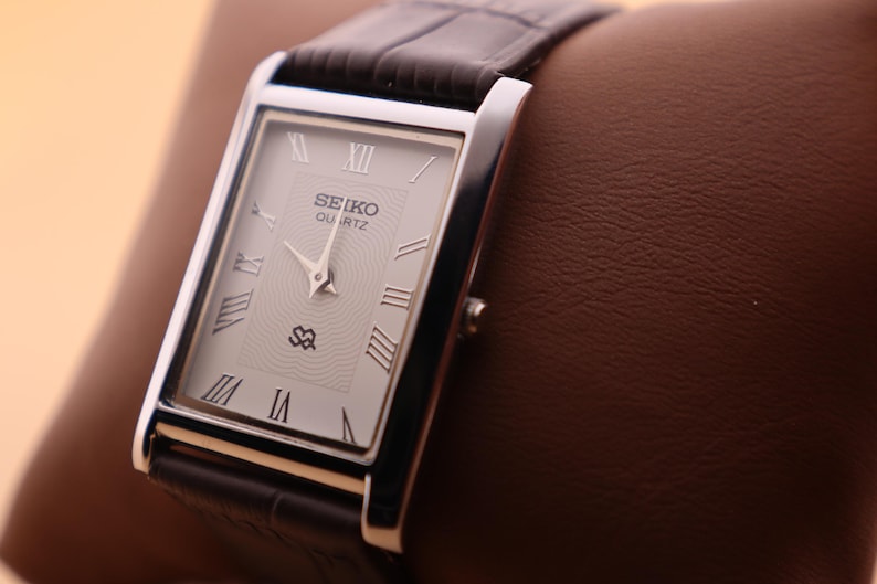 Seiko Slim Vintage Quartz herrklocka med skarp finish, vit urtavla, levereras med nytt batteri och ett mörkbrunt läderarmband bild 3