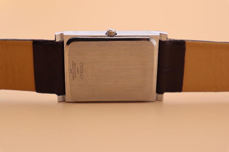 Seiko Slim Vintage Quartz herrklocka med skarp finish, vit urtavla, levereras med nytt batteri och ett mörkbrunt läderarmband bild 4