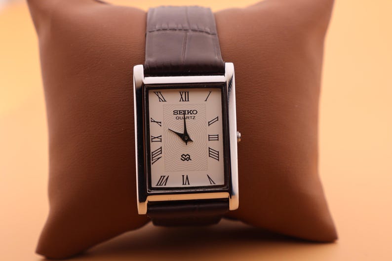 Seiko Slim Vintage Quartz herrklocka med skarp finish, vit urtavla, levereras med nytt batteri och ett mörkbrunt läderarmband bild 1