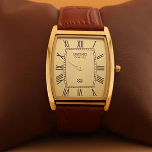 Élégante et forte montre-bracelet à quartz pour homme Seiko vintage mince et baril avec cadran doré et nouveau bracelet camel