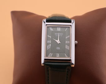 Relógio masculino Seiko Slim Vintage Quartz, estilo clássico moderno, com mostrador verde. Acompanha bateria nova e pulseira de couro genuíno verde.