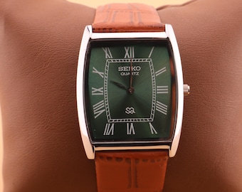 Reloj de pulsera Seiko Slim Vintage Barrel Tank de cuarzo para hombre, elaborado con precisión, con esfera verde y correa de color camello nueva.