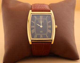 あなたの瞬間のために作られたセイコースリムヴィンテージバレルタンククォーツメンズ腕時計、ブラックダイヤルと新しいキャメルストラップ