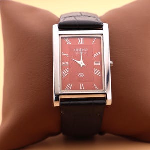 Fully Functional Seiko Slim Vintage Quartz Men’s Watch  comes with a New Battery and a Genuine Black Leather Strap.