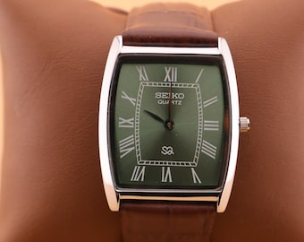 Mit Präzision handgefertigte Seiko Slim Vintage Barrel Tank Quarz Herrenarmbanduhr mit grünem Zifferblatt und neuem dunkelbraunem Armband