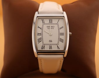 Tradición redefinida: Seiko Slim Vintage Barrel Tank Reloj de pulsera de cuarzo para hombre con esfera blanca y nueva correa blanca