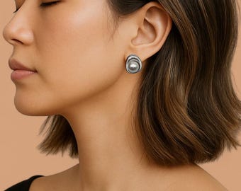 Minimalist Pearl Stud Clip-On Earrings – Sculptural Silver Frame Earrings – Noun Piercing earrings, Bridal earrings, no piercing earrings