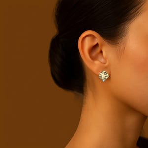 Pendientes de oro fundido, pendientes de oro, pendientes minimalistas, pendientes esculturales, joyas minimalistas de oro, pendientes llamativos de oro