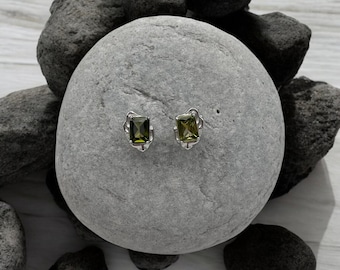 Square Emerald Stud Clip on Earrings, Minimalist Green Diamond non pierced Earrings, 925 Silver Clip on Earrings, Green crystal Clip on
