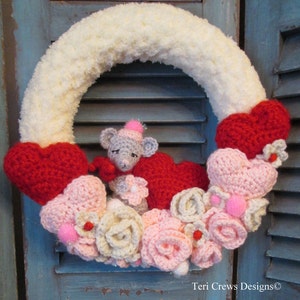 Crochet Pattern Valentine Wreath With Cute Mouse by Teri Crews instant download