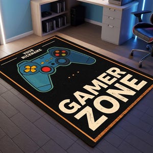 Puede incluir: Alfombra rectangular negra con un diseño de mando de videojuego azul y las palabras "GAMER ZONE" en letras blancas grandes. La alfombra tiene un borde naranja y las palabras "YOUR NICKNAME" encima del mando.