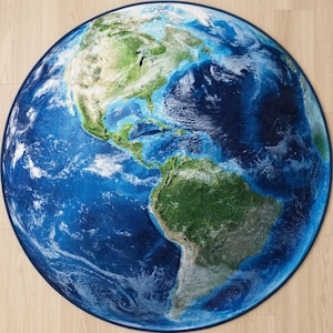Könnte beinhalten: Ein runder Teppich mit einer hochauflösenden Satellitenansicht der Erde, die sich auf Nord- und Südamerika konzentriert. Das Design zeigt tiefblaue Ozeane, wirbelnde weiße Wolkenformationen sowie detaillierte grüne und braune Landmassen.